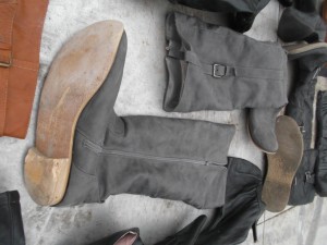 Müll0214 228.jpg (512.2 KiB) 6048 mal betrachtet Sogar den flachen Absatz traf das Pressschild und knackte ihn!