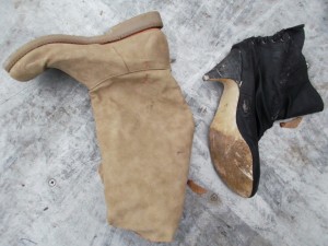 Den einen beigen Stiefel habe ich in einem der ebenfalls geretteten Müllsäcke gefunden und den anderen hat die Müllpresse ebenfalls so zermalmt, dass die Sohle abgerissen wurde. Die total zermanschte Stiefelette ist das Gegenstück zu der anderen vermutlich verloren gegangenen Stiefelette, die sich verdrücken wollte / verdrückt hat.