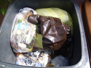 Marina07 030.jpg (398.12 KiB) 8296 mal betrachtet Ein wohlverdientes sanftes Ende auf weichem "Müllkissen".