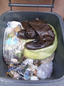 Marina07 032.jpg (437.51 KiB) 8296 mal betrachtet Martina muss sie noch kurz vorher getragen haben, denn noch konnte man ihre (ausgebeulte) Fußform unzerdrückt erkennen. Doch auch ihre Lieblinge würden in diesem ausgelatschten Zustand sehr bald unter dem Müllgewicht zusammensacken.