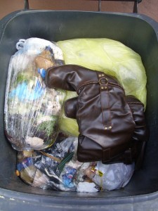 War es Absicht oder Zufall, dass Martina ihre Cowgirlstiefel au den oberen Müllbeutel gelegt hat? Sollten sie vielleicht nicht so tief in den Dreck, dass noch durchsickernde Müllbrühe die armen Stiefel demütigen könnte.