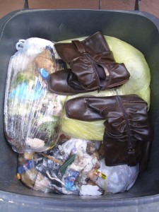 Marina07 034.jpg (384.64 KiB) 8296 mal betrachtet Es wurde Zeit, Martinas Cowgirlstiefel ihrem Schicksal zu überlassen, denn bald sollten neue Mülltüten in die Tonne geworfen werden.