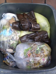 Marina07 035.jpg (432.79 KiB) 8296 mal betrachtet Auch bei diesen treuen aber ausgedienten Begleitern einer Frau sollte nun langsam aber sicher der Müll die Oberhand gewinnen.