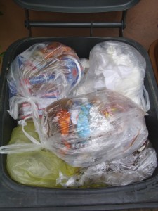 Marina07 036.jpg (391.01 KiB) 8296 mal betrachtet Unsere Mülltonne war diesmal gnädig und gleich ein ganzer Schwung Müllbeutel begrub Martinas Cowgirlstiefel, sodass sie ihre armen alten Lieblinge nicht mehr mit ansehen musste, wie aus ihren Cowgirlstiefeln jetzt stinkender Müll wurde.