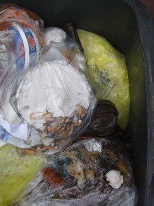 Marina07 037.jpg (395.12 KiB) 8296 mal betrachtet Ich hatte schon fast ein schlechtes Gewissen, aber ich störte deren "Totenruhe", weil ich deren Vermüllung mir genau ansehen wollte.