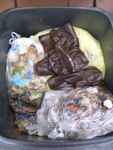 Marina07 040.jpg (406.36 KiB) 8296 mal betrachtet Plattgedrückt klebten Martinas ausrangierte Stiefel an den siffigen Küchenmüllbeuteln. Sie hatten es hinter sich!