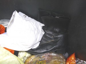 Marina07 048.jpg (306.4 KiB) 8211 mal betrachtet Auf einer zerfetzten Bomberjacke und Jessicas hässlichen Alltagsstiefeletten, liegt noch ein Staubsaugerbeutel.