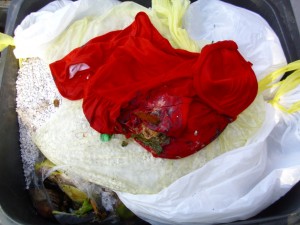 Ein roter Badebody aus einem Küchenmüllbeutel.