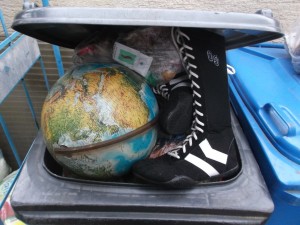 Müll0214 246.jpg (573.81 KiB) 5163 mal betrachtet Mülltonnen mit so einen "großen Klappe" leert die Müllabfuhr nicht!