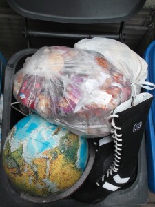 Müll0214 249.jpg (632.69 KiB) 5163 mal betrachtet Höchste Zeit, meine "Einstampf-Stollenschuhe" anzuziehen. Alte Fußballschuhe, die ich aus einem Restmüllcontainer gerettet habe, damit sie noch mit sicherem Grip die Drecksarbeit machen, bis auch sie eines Tages - wieder - als wertloser Abfall im Hausmüll landen.