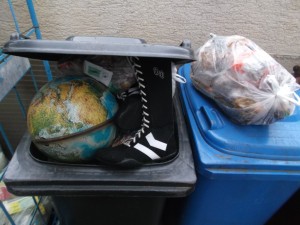 Müll0214 247.jpg (514.84 KiB) 5163 mal betrachtet Der nächste Müllbeutel wartet schon darauf, in die Mülltonne zu kommen, wo er auch hingehört.