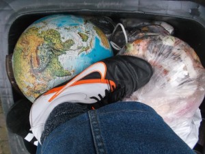 Müll0214 251.jpg (434.67 KiB) 5163 mal betrachtet Interessantes Gefühl auf knatschigem Küchendreck, geilen Boxerstiefeln und der Welt zu stehen!