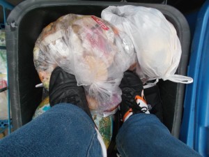 Müll0214 252.jpg (521.24 KiB) 5516 mal betrachtet Die Girly-Boxerstiefel gehen sofort "zu Boden" und "verdrücken" sich im Dreck!