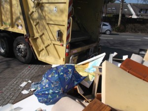 Noch schnell das Gerümpel mit dem Müllauto zusammengeschoben, dass der Verkehr wieder fließen kann. Der &quot;Schaufenster&quot;-Koffer bekam es voll ab.