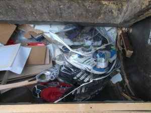 Bei den bösartigen Kräften kein Wunder: Der Koffer platzte auf und immer mehr Sneakers konnte ich beobachten, wie sie als Sperrmüll endeten.