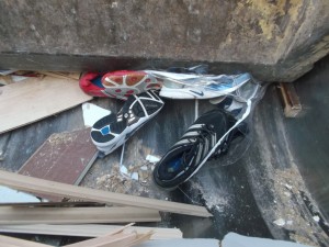 Müll0314 029.jpg (500.39 KiB) 7549 mal betrachtet Die Vorstellung, dass in diesen Schuhen noch Füße drinstecken, lässte einem erschauern bei diesen pressanten Anblicken und der Geräuschkulisse.