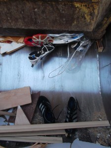 Müll0314 030.jpg (497.41 KiB) 7549 mal betrachtet Wohl nur die schwarzen adidas-Laufschuhe hatten wohl etwas Glück gehabt, nicht total zermalmt worden zu sein; - aber in der Müllschüttung zu liegen, kann man auch nicht gerade als "glücklich" bezeichnen.