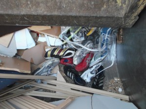 Müll0314 033.jpg (504.98 KiB) 7549 mal betrachtet Endlich bekam man auch noch andere Sperrmüll-Turnschuhe zu sehen, während sie schon langam in den Bauch des Pressmüllautos zu verschwinden drohten.