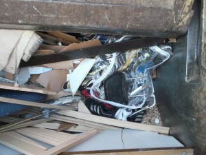 Müll0314 034.jpg (545.21 KiB) 7549 mal betrachtet Nun waren die geilen Sneakers offensichtlich im Sperrmüll "angekommen" und schienen sich - zwangsläufig - ihrem Schicksal ergeben zu müssen.