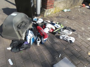 Müll0314 035.jpg (465.59 KiB) 7549 mal betrachtet Endlich die ganzen zermalmten Turnschuh-Leichen aus dem Pressmüllauto gezerrt. Achtet mal genau auf die weiß-blauen adidas Basketball-Stiefel am Fernseher!!