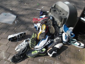 Müll0314 036.jpg (592.85 KiB) 7549 mal betrachtet So geile bunte Sneakers gehören, wenn sie fürs Tragen unbrauchbar sind, nun in (unsere) Mülltonne, um die Männerquote endlich mal zu erhöhen!