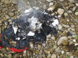 BRKL5.jpg (557.96 KiB) 6190 mal betrachtet Das sind die Reste des Brautkleides und von zwei Dirndln