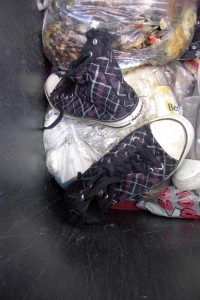 Jessica01 010.jpg (235.84 KiB) 7916 mal betrachtet Den Schaft zog ich nochmal hoch, damit man erkennen konnte, wie sehr die Schuhe schon verlatscht waren.