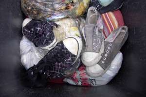 Jessica01 009.jpg (250.43 KiB) 8395 mal betrachtet Drei Schuhe einer "abgelaufenen" Saison warteten nun gemeinsam auf die Orangenen Engel.