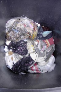 Jessica01 022.jpg (268.42 KiB) 7916 mal betrachtet Von fetten Küchenmüllbeuteln plattgedrückte Girlie-Chucks.