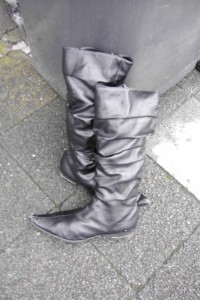 Josef02 046.jpg (259.15 KiB) 7729 mal betrachtet Martina stellte kurzerhand einfach ihre ausrangierten Stiefel neben die Tonne.