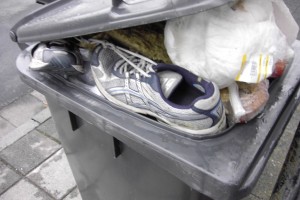 Josef02 047.jpg (248.41 KiB) 8209 mal betrachtet Die Laufschuhe haben noch "rechtzeitig" ein schmutziges Plätzchen in der Restmülltonne gefunden.