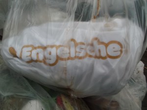 Herzlos: &quot;Engelsche&quot; tief im stinkenden Müllsiff!
