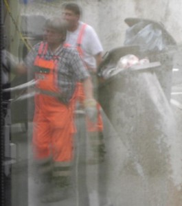 Alles zu spät für Rettungsaktionen: Martinas Stiefel sind schneller in den Schlund des Müllautos geflogen wie ich fotografieren konnte und unsere Restmülltonne war auch schon im festen Griff der Müllwerker.