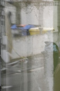 Josef02 053.jpg (70.79 KiB) 8208 mal betrachtet Während unser Dreck gerade aus unserer kopfüber der Müllschüttung stehenden Mülltonne rutschte, warte und Martinas Stiefel endgültig begrub, bevor sie gepresst wurden, stand schon die Tonne des Nachbars bereit. Also "genug" Müll für das Stiefelbegräbnis!