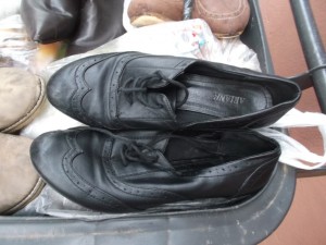 Abgelatschte Keilabsatzschuhe - auch ein wahrer Fall für den Müll!