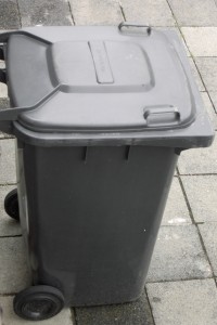 Josef02 054.jpg (192.55 KiB) 8209 mal betrachtet Alle Probleme wieder einmal gelöst. Obwohl eigentlich nicht erlaubt, haben die Orangenen Engel sich auch Martinas Stiefel erbarmt, obwohl sie nur neben der Restmülltonne standen.