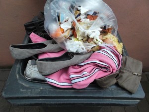 Müll0414 080.jpg (398.09 KiB) 6217 mal betrachtet Meine Geilheit und meine Nervosität wg. der nahenden Müllabfuhr wuchs immer mehr, aber solche Anblicke muss man einfach fotodokumentieren!
