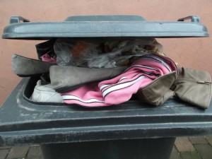 Müll0414 081.jpg (494.87 KiB) 6225 mal betrachtet Für Jessica war nun unsere Mülltonne bereit für dei Müllabfuhr!