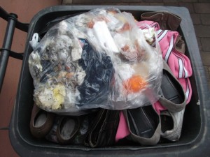 Müll0414 085.jpg (560.24 KiB) 5973 mal betrachtet Wohin man sah nur geiler verstoßener Frauenmüll!