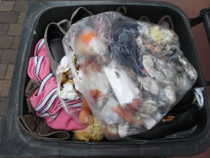 Müll0414 086.jpg (611.75 KiB) 6225 mal betrachtet In der Eile und der Erwartung, dass gleich die Müllabfuhr kommt, hatte Jessica sich gar nicht mehr die Mühe gemacht den Küchenmüllbeutel zuzuknoten und jetzt kullerte der ganze Ekeldreck über die Schuhe und die pinke Jogginghose. Gleich würde ja eh alles "gut vermischt" im Pressmüllauto liegen ...!