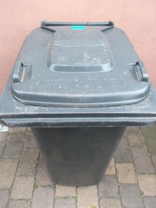 Müll0414 087.jpg (519.32 KiB) 6217 mal betrachtet Oh man, kaum zu glauben, dass diese so harmlos aussehende Mülltonne gerade meine Nerven zerfetzte!