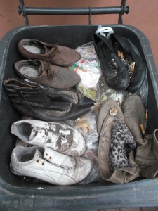 Müll0414 088.jpg (482.33 KiB) 5956 mal betrachtet Während dessen ich dieses Foto gemacht habe, hörte ich schon das Müllauto in der Nachbarstraße rumoren. Allerhöchste Zeit!!!