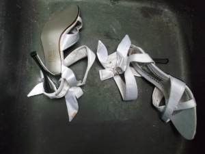 Müll0414 092.jpg (421.96 KiB) 5969 mal betrachtet Dass diese süßen Sandalettchen in dem Zustand bald tief unten in ekliger stinkender Müllbrühe wabern sollten, kam mir nicht in die Tüte - äh Tonne!