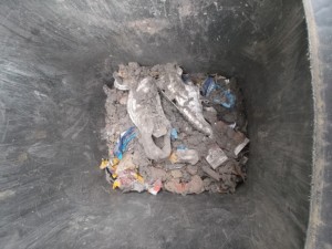 Müll0414 099.jpg (521.79 KiB) 3164 mal betrachtet Eine Staubfahne quoll aus der noch offenen Mülltonne und ich guckte entsetzt auf die versauten Shox. Die Mutter sah meinen Blick und meinte: "Mein Sohn wollte die nicht mehr und dessen Käsemauken kann man doch niemandem mehr anbieten. Dann ab mit denen zur Müllkippe!"