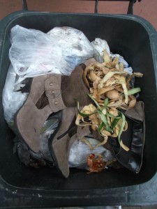 Müll0414 102.jpg (531.57 KiB) 5869 mal betrachtet Warum auch immer, aber diese noch recht gut erhaltenen Stiefeletten mit Cord-Schaft "mussten" noch schnell in die Mülltonne, damit sie gleich "wegkommen".