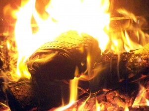 100_6687.JPG (173.66 KiB) 2105 mal betrachtet Nachdem ich noch einige Zeit meinen Spaß mit ihr hatte, war auch diese blaue Lederhandtasche an der Reihe