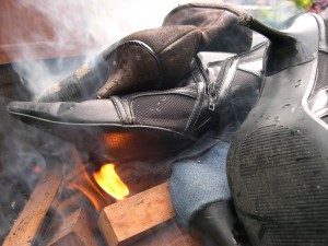 les premiere flames commence a leché la botte en jean !!