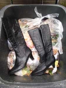 Müll0514 001.jpg (495.21 KiB) 5604 mal betrachtet Unspektakuläres Modell, vielleicht deshalb auch kaum getragen, aber nun bröckelt das Kunstleder und daher ab in die Mülltonne.