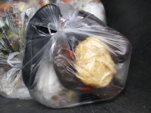 Noch schnell die alten Pumps und Nudelreste in den stinkenden Küchenmüllbeutel gestopft, damit er voll runter zur Tonne gebracht werden kann.