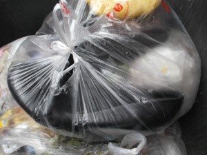 Weichgelatschte müffelnde abgestöckelte Pumps - zweifellos gehören die in einen Müllbeutel.